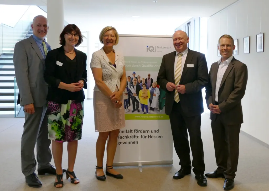 Foto (LDK) von links: Harald Semmler (Hauptamtlicher Stadtrat Wetzlar), Astrid Eibelsh&auml;user (Stadtr&auml;tin Gie&szlig;en), Landr&auml;tin Anita Schneider (Landkreis Gie&szlig;en), Landrat Wolfgang Schuster (Lahn-Dill-Kreis) und Johannes Gro&szlig; (Unternehmensberatung imap GmbH)